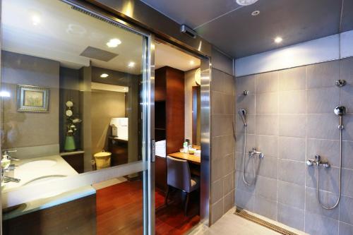 台北台北馥敦饭店复南馆的带淋浴、盥洗盆和淋浴的浴室