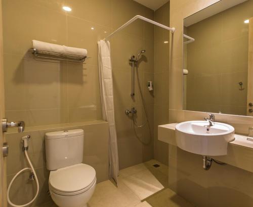 苏加武眉Sparks Odeon Sukabumi, ARTOTEL Curated的浴室配有卫生间、盥洗盆和淋浴。