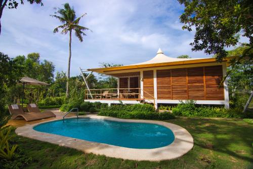 邦劳Donatela Resort and Sanctuary的一座带游泳池和房子的别墅