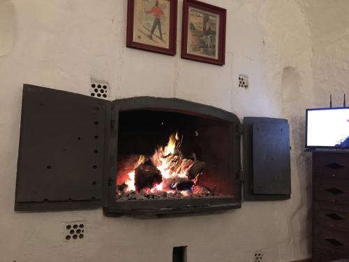 瓜迪克斯拉塔拉卡萨斯石窟旅馆的壁炉内有火