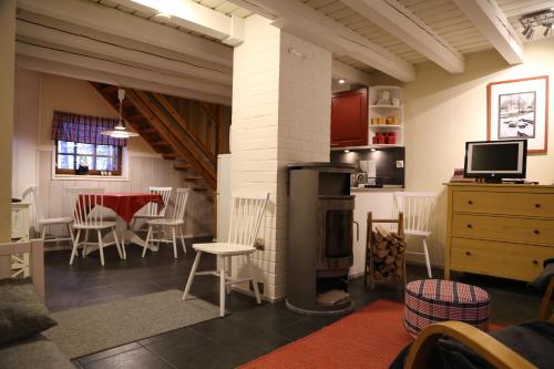 曼蒂哈尔尤林科姆利度假屋的客厅设有壁炉、桌子和椅子