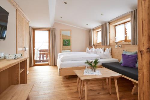 里茨勒恩Biohotel Walserstuba的酒店客房设有两张床和一张桌子。