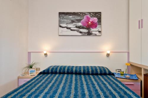 托雷瓦多Al Porticciolo的卧室配有一张挂着鲜花的床