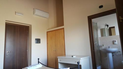 GerbiniOasi Di Francesca的一间带卫生间、水槽和镜子的浴室