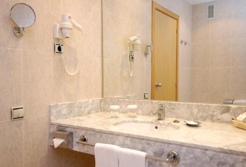 卡耐特蒂贝兰格AGH卡内特酒店的一间带水槽和镜子的浴室