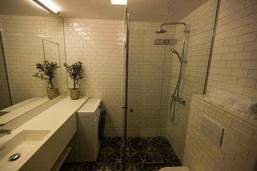 斯塔万格Home Again Apartments Nygata 16的带淋浴、卫生间和盥洗盆的浴室