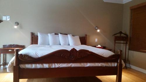 PiedmontCondo St Sauveur的一间卧室配有一张带白色床单的大床