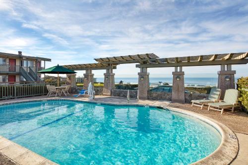 圣西米恩贝斯特韦斯特卡瓦利尔海滨度假酒店的一个带凉棚和庭院的大型游泳池