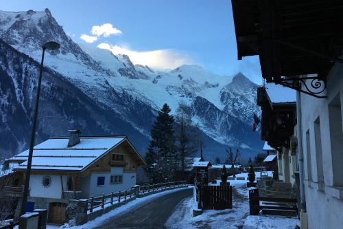 夏蒙尼-勃朗峰小屋滑雪站旅馆的山间雪覆盖,村里有一条街道