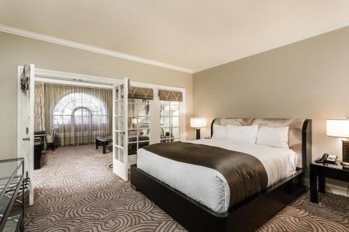 圣巴巴拉蒙特西托酒店的酒店客房设有一张大床和一张书桌。