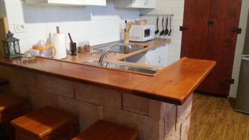 摩亚布拉克罗拉度假屋的厨房配有水槽和台面