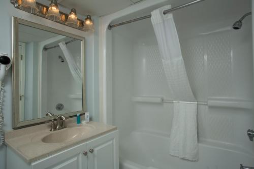 默特尔比奇大海岸海洋度假公寓式酒店的浴室配有盥洗盆和带镜子的淋浴