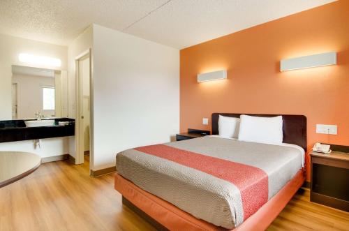 萨利纳萨利纳6号汽车旅馆的一间酒店客房 - 带一张床和一间浴室