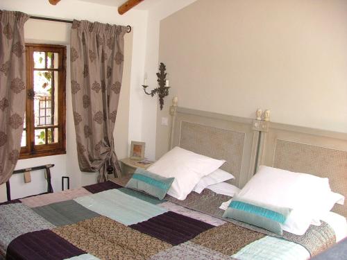 艾日杜维莱治迪兹套房酒店的一间卧室配有带两个枕头的床和窗户