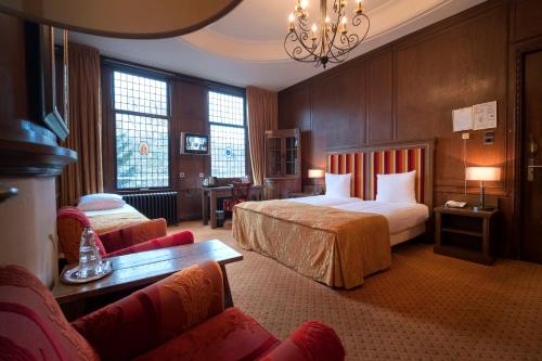 阿姆斯特丹阿德尔斯酒店的酒店客房,设有两张床和一张沙发