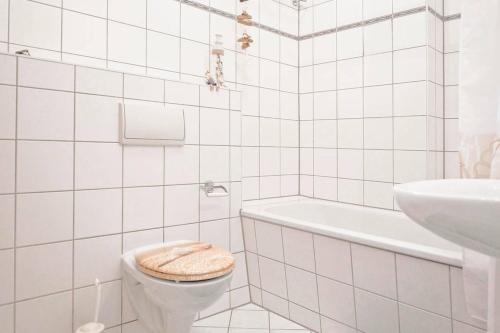 波茨坦Ferienwohnung Am Nauener Tor的白色的浴室设有卫生间和水槽。