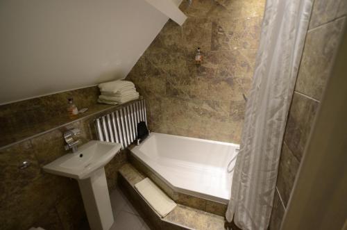梅尔顿莫布雷哈博罗酒店的带浴缸、水槽和淋浴的浴室