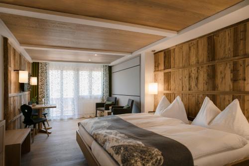 阿德尔博登阿德勒阿德尔博登酒店的酒店客房设有一张大床和一张书桌。