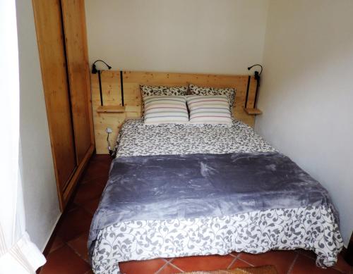 辛特拉Casa Da Tulha的一间卧室配有一张带木制床头板的床