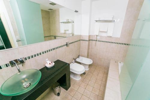 玛利亚镇阿梅里安玛丽亚公园酒店的一间带绿色水槽和卫生间的浴室