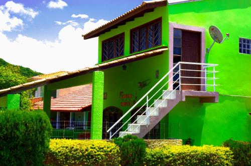 弗洛里亚诺波利斯Hospedaria Green的一座绿色房子,前面有楼梯