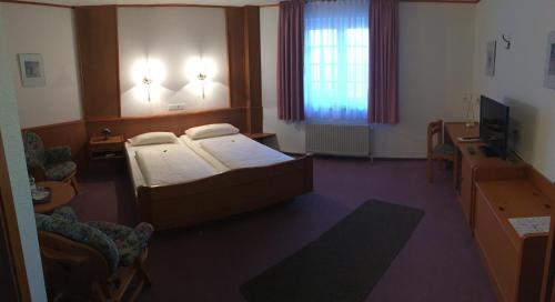 博克霍恩佐尔布彻酒店的酒店客房,配有床和电视