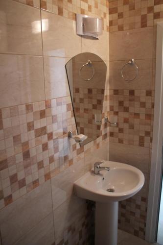 多布里奇蒂阿拉酒店的一间带水槽和镜子的浴室