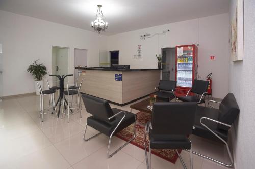 皮拉西卡巴Hotel São João的带桌椅的房间和厨房
