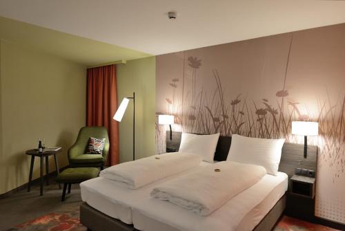 蒂罗尔州霍尔希韦斯特酒店的酒店客房,配有两张床和椅子