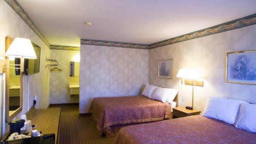 Valley Green哈里斯堡-纽克超值汽车旅馆的酒店客房带两张床和一间浴室