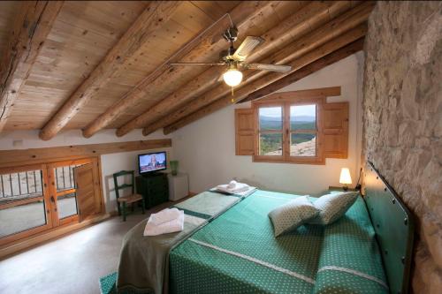 穆里略德加列戈Solano de Moran的一间带绿色床的卧室,位于带木制天花板的房间内