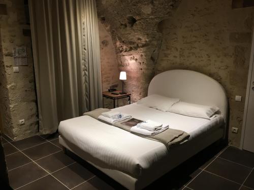 Louresse-RochemenierRocaminori Hôtel的卧室配有白色的床