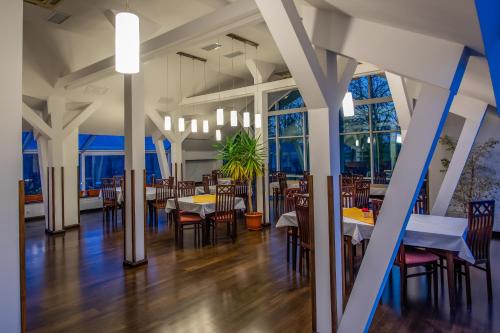 勒德乌齐Hotel Maria的用餐室设有桌椅和窗户。