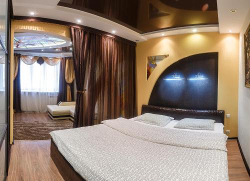 喀山Adoratskogo Apartment的一间卧室,卧室内配有一张大床