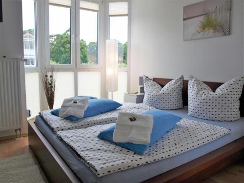 巴贝Strandstraße by Rujana的一间卧室配有两张带蓝白色枕头的床