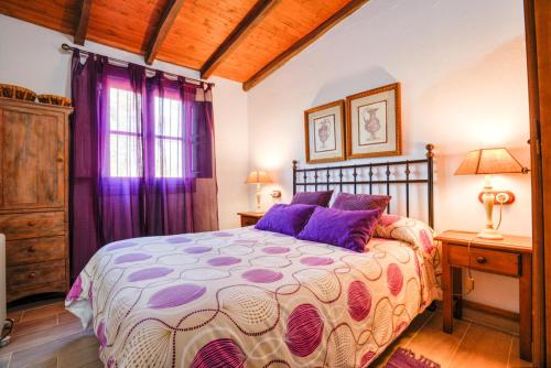 Casa Rural Vega el Dorado客房内的一张或多张床位