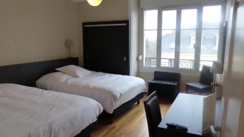 图勒欧洲酒店的酒店客房设有两张床和窗户。