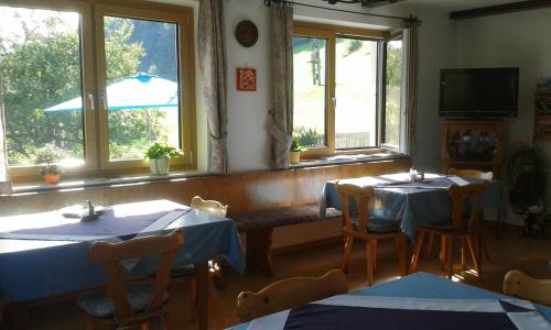 Sankt Anton an der Jessnitz艾格鲍尔农家乐的一间设有两张桌子和窗户的用餐室