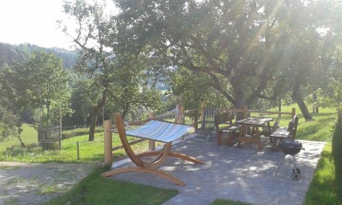 Sankt Anton an der Jessnitz艾格鲍尔农家乐的一个带吊床和野餐桌的游乐场