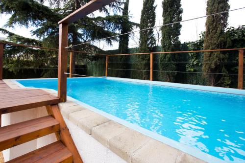 莫勒山谷博塔思屋塔酒店的游泳池周围设有围栏