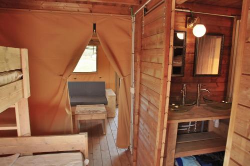 龙塞Ijsmolenhoeve的一个小房子里浴室的内部景色