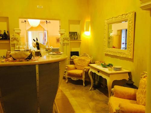 法维尼亚纳Albergo Ristorante Egadi的厨房配有柜台、椅子和镜子