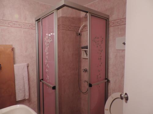 蒙得维的亚Marazul的浴室里设有玻璃门淋浴
