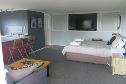 怀希比奇阿塔拉亚公寓的酒店客房配有床、沙发和桌子。