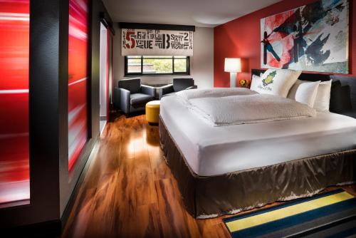 Staypineapple, Hotel FIVE, Downtown Seattle客房内的一张或多张床位