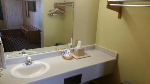圣安东尼奥米申旅馆的一间带水槽和镜子的浴室