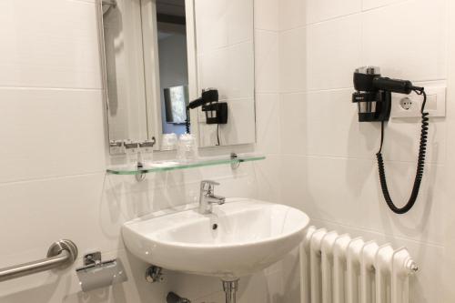 拉洪克拉纳斯奥纳尔酒店的白色的浴室设有水槽和镜子