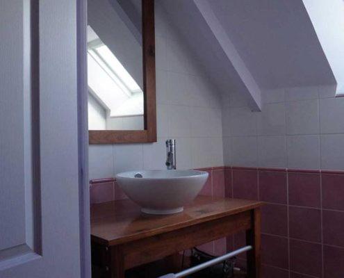 圣伯努瓦德斯昂德La Grande Mare的一间带水槽和镜子的浴室