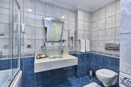 伊斯坦布尔老城赛里斯酒店的一间带卫生间、水槽和镜子的浴室