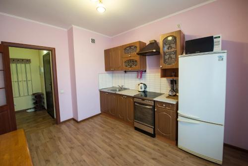 Apartament "Berloga 55" on Mayakovskogo的厨房或小厨房